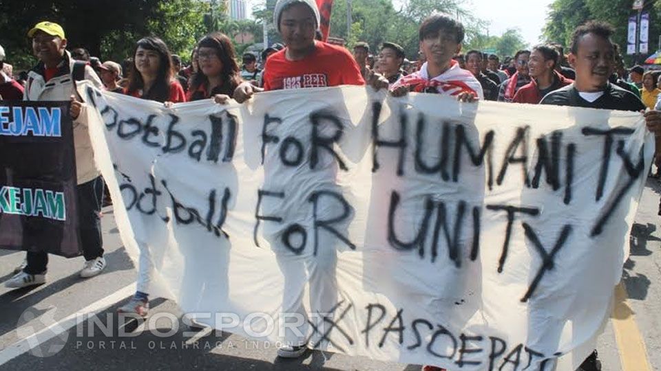 Aksi simpatik Pasoepati untuk Bonex, di sepanjang Jalan Slamet Riyadi, Minggu (13/11/16) pagi. Copyright: &copy; Beny Raharjo/INDOSPORT